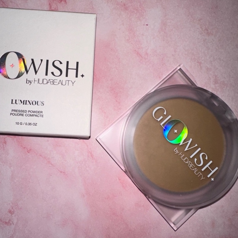 Huda Beauty Glowish Pressed Powder on 06
Medium Tan